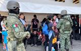 Militares vigilando los retenes del INM. Algunos apoyan para dar información/ Foto: Manuel Núñez | Diario del Sur
