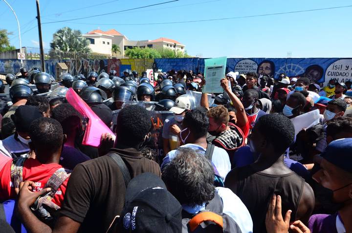 Migrantes vuelven a provocar caos en las oficinas del INM