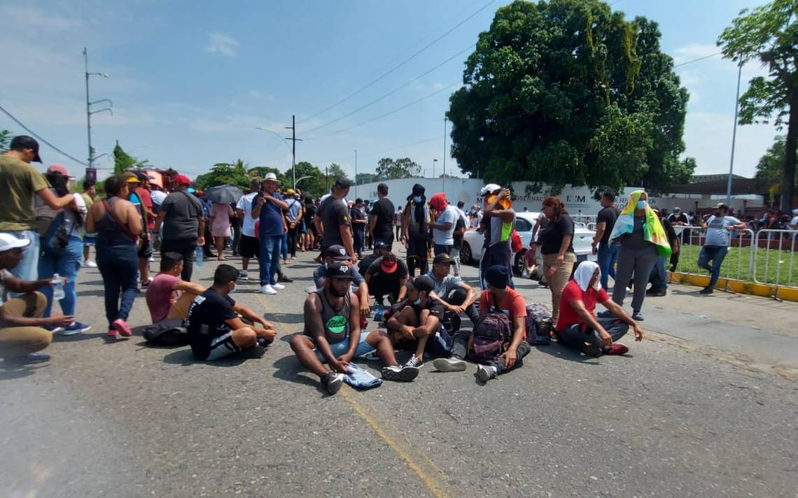 Migrantes bloquean carretera que conduce a zona alta de Tapachula, Chiapas