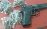 Una pistola 4 bolsitas de marihuana y una motoneta, fueron detenidos dos personas. Foto: Carlos Mejía/Diario del Sur
